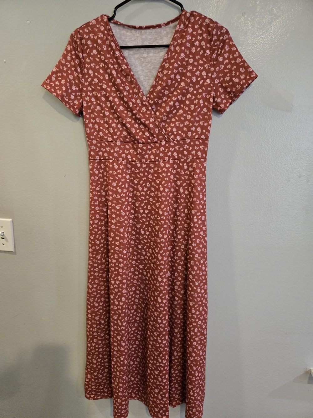 Floral Wrap-Style Midi Dress in Dusty Rose Size M